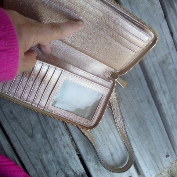 Michael Kors Metallic Rose Gold Cross Body Zip Around Wallet Purse - Picture 10 of 14